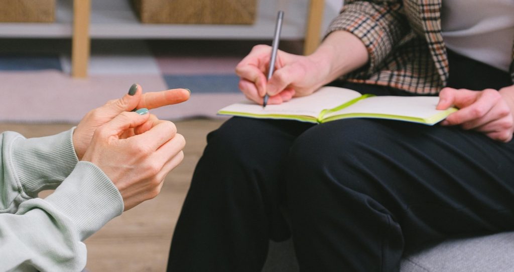 Vrouw stelt vragen en schrijft antwoorden op